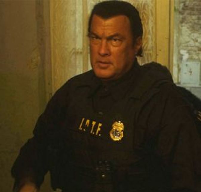 O veículo The Wrap contou que Regina Simons relatou o caso que aconteceu enquanto ela fazia audições para o filme de Seagal, Em Terreno Selvagem, no ano de 1994: - Ele me levou ao seu quarto, fechou as portas e começou a me beijar. Tirou minhas roupas e, antes que eu percebesse, ele estava em cima de mim, me estuprando... Eu não era sexualmente ativa ainda. As pessoas sempre falam sobre lutar ou fugir, mas ninguém diz sobre o gelo que acontece na hora. Simons é mais uma entre a dúzia de mulheres que acusaram o ator de assédio. Outra mulher, Faviola Dadis, fez outras alegações em dezembro de 2017, de acordo com o The Wrap - Dadis contou que o acusado a agarrou durante um teste em 2002. O caso está sendo averiguado por detetives, mas, antes, especialistas do dizem estar estudando outra ocorrência do artista, que aconteceu em 2005. O veículo The Wrap contou que Regina Simons relatou o caso que aconteceu enquanto ela fazia audições para o filme de Seagal, Em Terreno Selvagem, no ano de 1994: - Ele me levou ao seu quarto, fechou as portas e começou a me beijar. Tirou minhas roupas e, antes que eu percebesse, ele estava em cima de mim, me estuprando... Eu não era sexualmente ativa ainda. As pessoas sempre falam sobre lutar ou fugir, mas ninguém diz sobre o gelo que acontece na hora. Simons é mais uma entre a dúzia de mulheres que acusaram o ator de assédio. Outra mulher, Faviola Dadis, fez outras alegações em dezembro de 2017, de acordo com o The Wrap - Dadis contou que o acusado a agarrou durante um teste em 2002. O caso está sendo averiguado por detetives, mas, antes, especialistas do dizem estar estudando outra ocorrência do artista, que aconteceu em 2005.