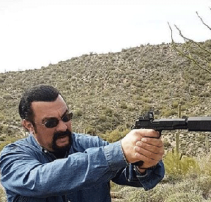 Em 2015, Steven Seagal estava sendo processado por assédio sexual pela ex-modelo Kayden Nguyen, e dois anos depois, o ator foi sendo acusado de novas atitudes abusivas. Portia de Rossi, que fez parte do elenco da série Scandal, revelou em uma publicação feita no Twitter que o mestre das artes marciais a assediou durante um dos testes que fez para um dos filmes do ator. Segundo a People, outra atriz também o acusou. Julianna Margulies, de The Good Wife, afirmou que foi chamada para uma reunião com Steven e que, quando chegou, ele estava portando uma arma: - Quando eu tinha 23, uma diretora de elenco, uma mulher, me disse: Steven Seagal quer passar a cena com você em seu hotel as dez da noite. Eu morava no Brooklyn e disse: Não faço isso, não viajo, não tenho dinheiro para um táxi. Eu realmente não tinha e continuei dizendo: Não vou pegar o metrô tarde da noite. E ela disse: Não se preocupe, vamos reembolsá-la e eu estarei aqui, uma mulher. Eu cheguei no hotel às 22h40 e ela não estava lá. Ele estava sozinho e fez questão que eu visse sua arma, eu nunca tinha visto uma arma na vida real. Eu sai de lá ilesa. A atriz e apresentadora Lisa Guerrero também relatou uma situação de assédio. Guerrero contou que Seagal pediu para que ela tirasse o vestido durante um teste, e que ela se recusou e discutiu com ele. Em 2015, Steven Seagal estava sendo processado por assédio sexual pela ex-modelo Kayden Nguyen, e dois anos depois, o ator foi sendo acusado de novas atitudes abusivas. Portia de Rossi, que fez parte do elenco da série Scandal, revelou em uma publicação feita no Twitter que o mestre das artes marciais a assediou durante um dos testes que fez para um dos filmes do ator. Segundo a People, outra atriz também o acusou. Julianna Margulies, de The Good Wife, afirmou que foi chamada para uma reunião com Steven e que, quando chegou, ele estava portando uma arma: - Quando eu tinha 23, uma diretora de elenco, uma mulher, me disse: Steven Seagal quer passar a cena com você em seu hotel as dez da noite. Eu morava no Brooklyn e disse: Não faço isso, não viajo, não tenho dinheiro para um táxi. Eu realmente não tinha e continuei dizendo: Não vou pegar o metrô tarde da noite. E ela disse: Não se preocupe, vamos reembolsá-la e eu estarei aqui, uma mulher. Eu cheguei no hotel às 22h40 e ela não estava lá. Ele estava sozinho e fez questão que eu visse sua arma, eu nunca tinha visto uma arma na vida real. Eu sai de lá ilesa. A atriz e apresentadora Lisa Guerrero também relatou uma situação de assédio. Guerrero contou que Seagal pediu para que ela tirasse o vestido durante um teste, e que ela se recusou e discutiu com ele.