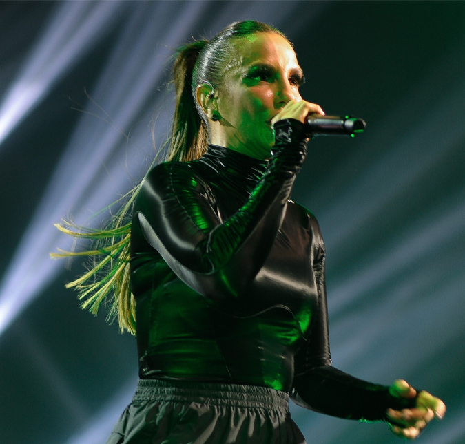 Ivete Sangalo é internada com infecção intestinal e tranquiliza os fãs: - <i>Eu estou ótima e tudo ocorrendo maravilhosamente</i>