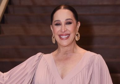 Claudia Raia exibe barriguinha em lindos cliques ao lado do marido e encanta: <i>Uau, está crescendo rápido</i>