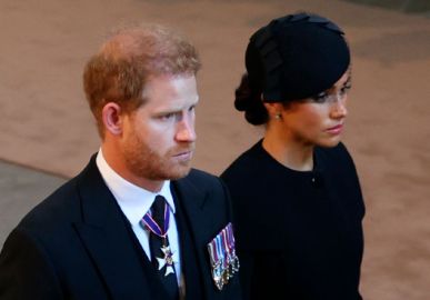 Príncipe Harry e Meghan Markle buscam casa que <i>os acomode adequadamente</i>, diz jornal