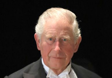 Em primeira foto oficial, Rei Charles III aparece sorrindo ao lado da rainha consorte, Camilla Parker Bowles