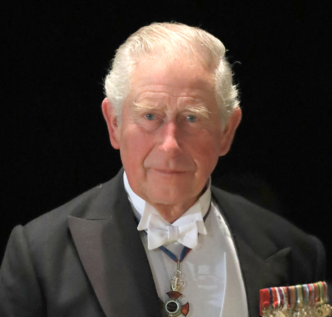Em primeira foto oficial, Rei Charles III aparece sorrindo ao lado da rainha consorte, Camilla Parker Bowles