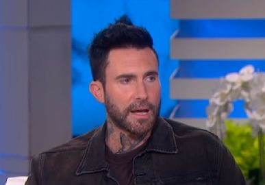 Após traição vir à tona, Adam Levine canta para a esposa em <i>show</i>
