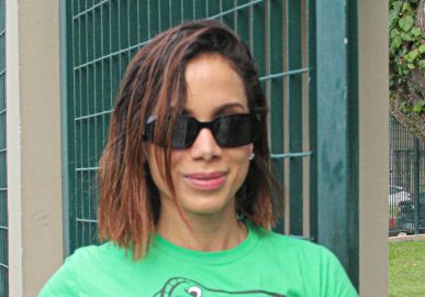 Após votar no Rio de Janeiro, Anitta marca presença no aniversário de dois anos de idade do sobrinho