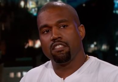 Kanye West surpreende ao usar maquiagem simulando machucados durante <i>Paris Fashion Week</i>