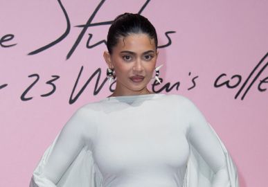 Kylie Jenner exibe curvas em vestido justíssimo e mais uma vez chama atenção nas redes sociais, confira