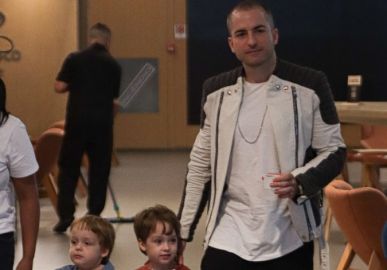 Thales Bretas passeia no <I>shopping</i> com os filhos