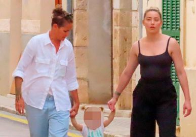 Em momento raro, Amber Heard é flagrada com a namorada e a filha após derrota para Johnny Depp