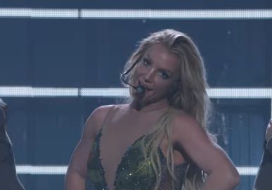 Mãe de Britney Spears aparece publicamente pedindo perdão para a cantora