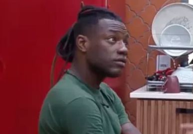 Pelé MilFlows discute com Lucas Santos em <i>A Fazenda 14: - Não é o meu grupo que para aqui e abre a fresta da porta para ficar fuxicando</i>