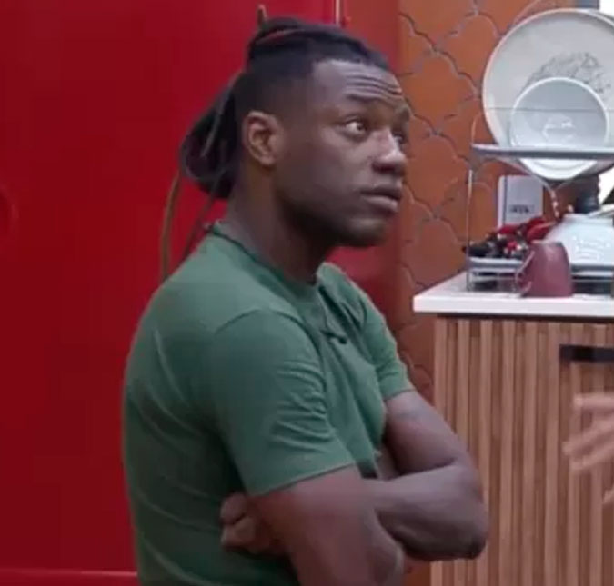 Pelé MilFlows discute com Lucas Santos em <i>A Fazenda 14: - Não é o meu grupo que para aqui e abre a fresta da porta para ficar fuxicando</i>