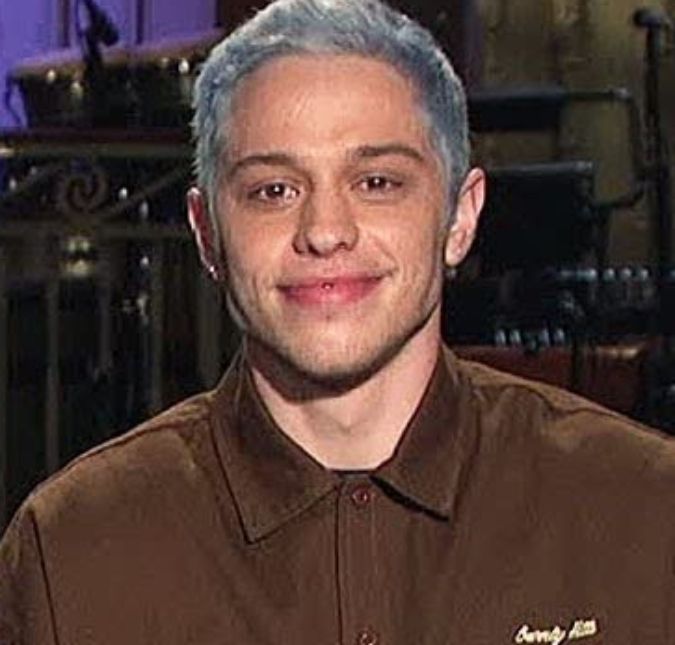 O comediante estava com um curativo no mesmo lugar da tattoo