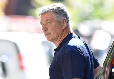 Alec Baldwin chega a acordo com a família de diretora morta durante gravações de <i>Rust</i>