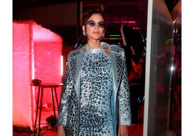 Onça prateada! Bruna Marquezine arrasa com <i>look</i> metalizado para festa de Giovanna Ewbank; veja!