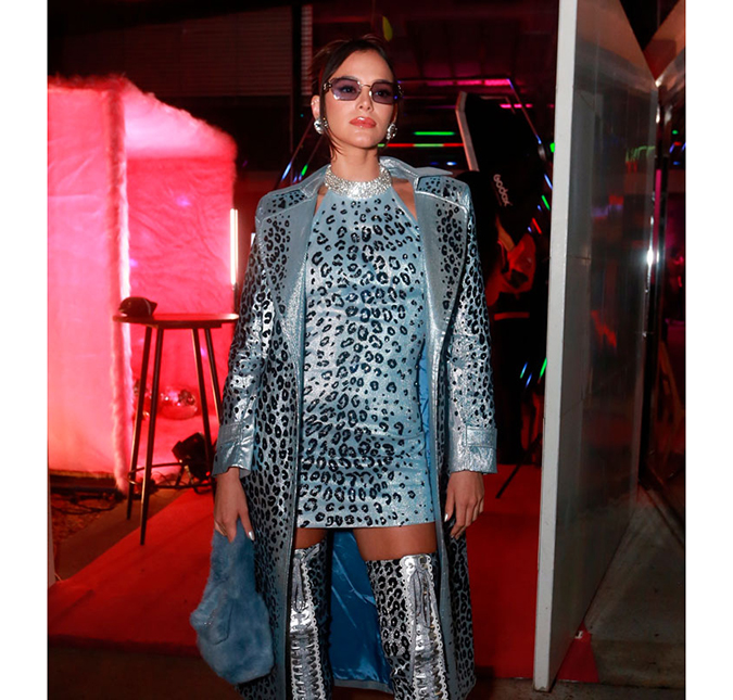 Onça prateada! Bruna Marquezine arrasa com <i>look</i> metalizado para festa de Giovanna Ewbank; veja!
