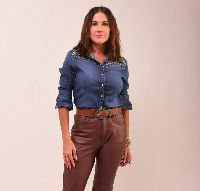 Em entrevista exclusiva, Deborah Secco fala da relação com os cabelos: <I>Brinco que eu era careca e passei a vida inteira lutando contra isso</I>