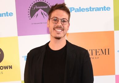 Fábio Porchat posa com famosos durante aniversário de Giovanna Ewbank e brinca: <I>Surubão de Noronha</i>