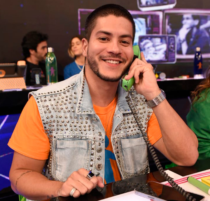Arthur Aguiar é eleito <i>Jovem do Ano</i> e celebra: <i>- Muito obrigado a todos que votaram</i>