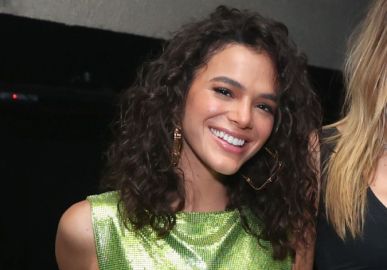 Não é só Bruna Marquezine! Compare outras famosas com cabelo cacheado e liso!