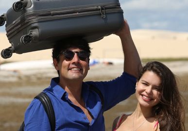 Na maternidade, Bruno De Luca e Sthéfany Vidal dançam <i>Vem Neném</i> para chegada da filha