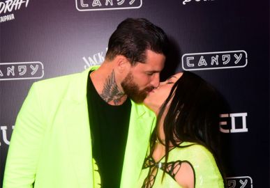 Com roupa coladinha ao corpo, Cleo troca beijos com Leandro Dlucca em festa de aniversário de 40 anos de idade; saiba quem esteve por lá!