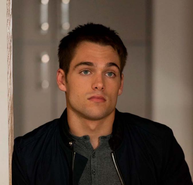 Um dos atores mais novos do elenco de Teen Wolf era Dylan Sprayberry. Com os seus olhinhos azuis e inocentes, o personagem Liam Dunbar na verdade era bem cabeça quente. Dylan fez algumas participações em filmes como Deixados para Trás, Lost Girls: Angie's Story e na série Light as a Feather. Um dos atores mais novos do elenco de Teen Wolf era Dylan Sprayberry. Com os seus olhinhos azuis e inocentes, o personagem Liam Dunbar na verdade era bem cabeça quente. Dylan fez algumas participações em filmes como Deixados para Trás, Lost Girls: Angie's Story e na série Light as a Feather.