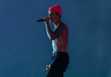 Justin Bieber anuncia o adiamento de todo o resto de sua turnê mundial <i>Justice World Tour</i>