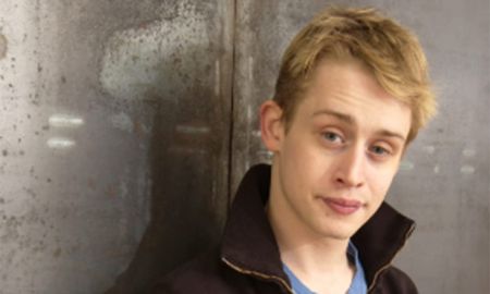 Descalço, Macaulay Culkin encanta em passei com o filho (e os dois estão com o mesmo corte de cabelo!); veja