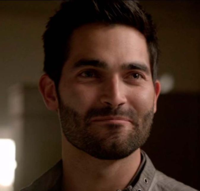 Com um passado sombrio e olhos azuis cativantes, Derek Hale conquistou o coração de várias adolescentes. Mas não é só os poderes de lobisomem que Tyler Hoechlin já teve. O ator ganhou a oportunidade de viver o Superman em Superman & Lois, além de ter estrelado um filme super fofo e romântico em 2019, o Pode Guardar um Segredo?. Com um passado sombrio e olhos azuis cativantes, Derek Hale conquistou o coração de várias adolescentes. Mas não é só os poderes de lobisomem que Tyler Hoechlin já teve. O ator ganhou a oportunidade de viver o Superman em Superman & Lois, além de ter estrelado um filme super fofo e romântico em 2019, o Pode Guardar um Segredo?.