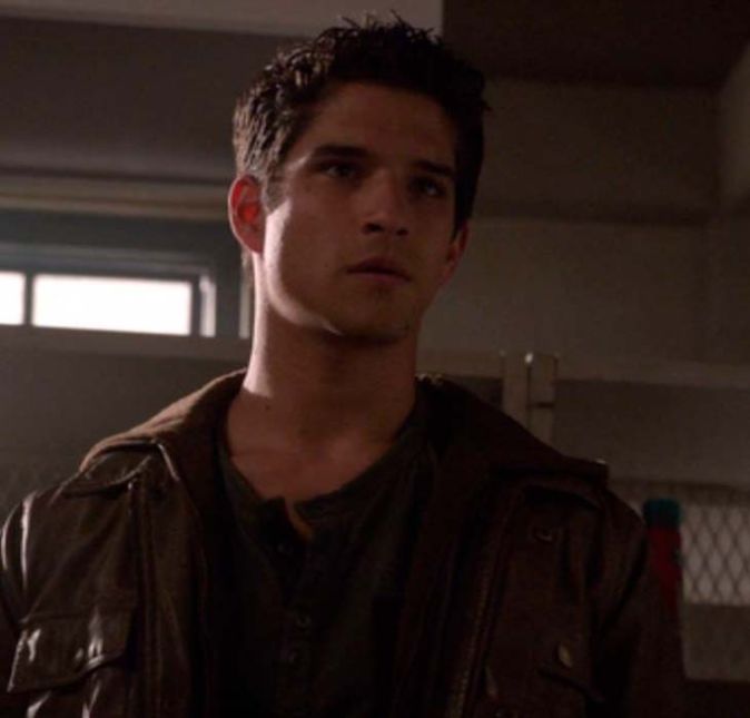 Tyler Posey, o nosso amado e querido Scott McCall, esteve juntando algumas polêmicas em seu bolso desde que deixou o papel na série adolescente, o ator de 30 anos de idade fez algumas participações especiais em séries e filmes, porém o projeto que mais chamou a atenção do público foi o filme Isolado na Pandemia lançado em 2020. Apesar do nome, não tinha nenhuma relação com a Covid-19, na verdade, Tyler vive o personagem Aidan, que se isola em seu apartamento para se proteger de uma invasão zumbi. Parece que ele não estava disposto a se afastar muito do mundo sobrenatural, né? Tyler Posey, o nosso amado e querido Scott McCall, esteve juntando algumas polêmicas em seu bolso desde que deixou o papel na série adolescente, o ator de 30 anos de idade fez algumas participações especiais em séries e filmes, porém o projeto que mais chamou a atenção do público foi o filme Isolado na Pandemia lançado em 2020. Apesar do nome, não tinha nenhuma relação com a Covid-19, na verdade, Tyler vive o personagem Aidan, que se isola em seu apartamento para se proteger de uma invasão zumbi. Parece que ele não estava disposto a se afastar muito do mundo sobrenatural, né?