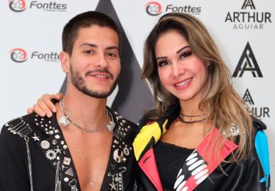 Após separação, Maíra Cardi e Arthur Aguiar curtem piscina com a filha