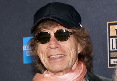 Biografia de <i>Rolling Stones</i> revela que Mick Jagger viveu <i>affair</i> com dois colegas do grupo