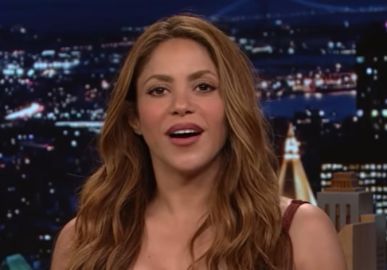 Shakira e Gerard Piqué são vistos no mesmo evento e a cantora fala pela primeira vez sobre o divórcio
