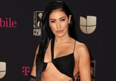 Simaria Mendes posta foto sensual e brinca com solteirice: - <i>A véia tá inteira e pra negócios</i>