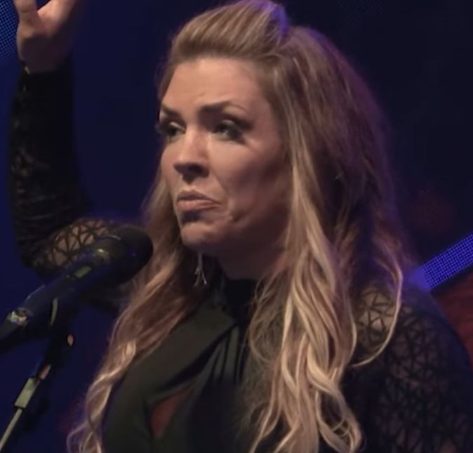 Durante o término da primeira fase do tratamento, Simony posou com o Dr. Fernando Maluf - o médico que estava acompanhando o quadro da cantora, e se mostrou bem confiante. Meu amigo, anjo na terra aquele me mostrou que hoje em dia o câncer não é mais uma sentença de morte Dr. Fernando Maluf. Obrigada por tudo obrigada por muito estamos juntos nessa luta. Terminando essa primeira fase rumo à vitória . Ele sempre sai me aplaudindo. Durante o término da primeira fase do tratamento, Simony posou com o Dr. Fernando Maluf - o médico que estava acompanhando o quadro da cantora, e se mostrou bem confiante. Meu amigo, anjo na terra aquele me mostrou que hoje em dia o câncer não é mais uma sentença de morte Dr. Fernando Maluf. Obrigada por tudo obrigada por muito estamos juntos nessa luta. Terminando essa primeira fase rumo à vitória . Ele sempre sai me aplaudindo.