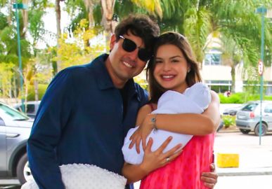 Bruno de Luca e Sthéfany Vidal deixam maternidade com a filha nos braços