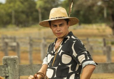 Silvero Pereira comemora cena de beijo gay no último capítulo de <I>Pantanal: Fizemos história</I>