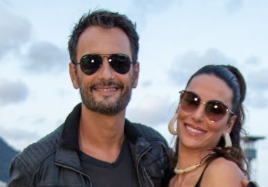 Rodrigo Santoro posa com atores de novo seriado