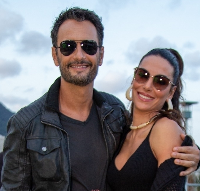 Rodrigo Santoro posa com atores de novo seriado