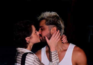 Agatha Moreira e Rodrigo Simas dão beijão após estreia do monólogo <i>Prazer, Hamlet</i>