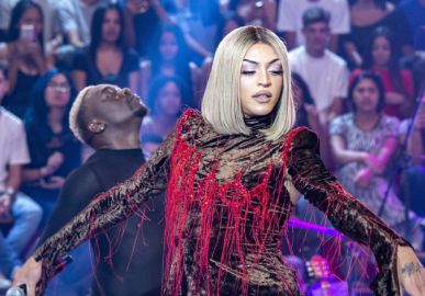 Pabllo Vittar cai durante <I>show</I> em Manaus, no Amazonas: - <I>Sou forte, eu comecei a rir</I>