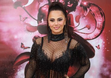 Um mês após dar à luz, Viviane Araújo surge deslumbrante na quadra da Salgueiro
