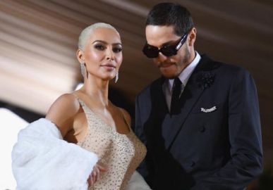 Kim Kardashian revela que fez sexo com Pete Davidson para <i>homenagear</i> avó