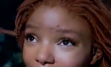 Halle Bailey aparece em pose clássica de Ariel em novo pôster de <I>A Pequena Sereia</i>; veja!
