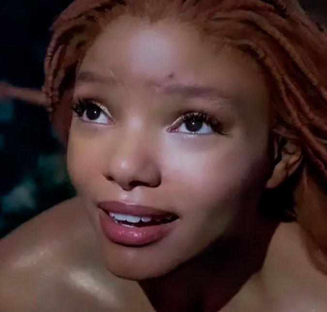 A atriz tem sido duramente criticada por pessoas que não aceitam que a personagem seja interpretada por uma artista negra
