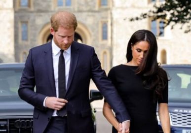 Príncipe Harry e Meghan Markle se contradizem em documentário e livro, contando duas versões diferentes da mesma história, diz jornal