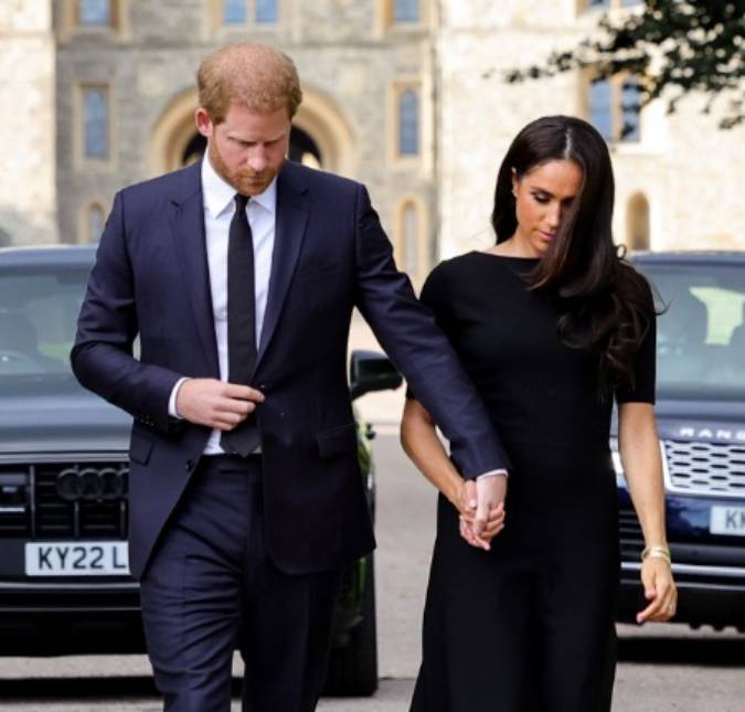 Príncipe Harry e Meghan Markle se contradizem em documentário e livro, contando duas versões diferentes da mesma história, diz jornal