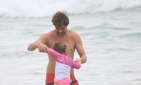 Rafael Vitti ensina a filha, Clara Maria, a surfar (e essas serão as fotos mais fofos que você vai ver hoje!)