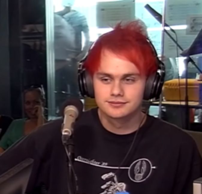 Outro acidente bem parecido com o de Jackson foi o do guitarrista da banda 5 Seconds Of Summer, Michael Clifford. Ele acabou chegando perto demais das chamas de efeitos especiais durante um show em Londres e seu cabelo pegou fogo. Outro acidente bem parecido com o de Jackson foi o do guitarrista da banda 5 Seconds Of Summer, Michael Clifford. Ele acabou chegando perto demais das chamas de efeitos especiais durante um show em Londres e seu cabelo pegou fogo.